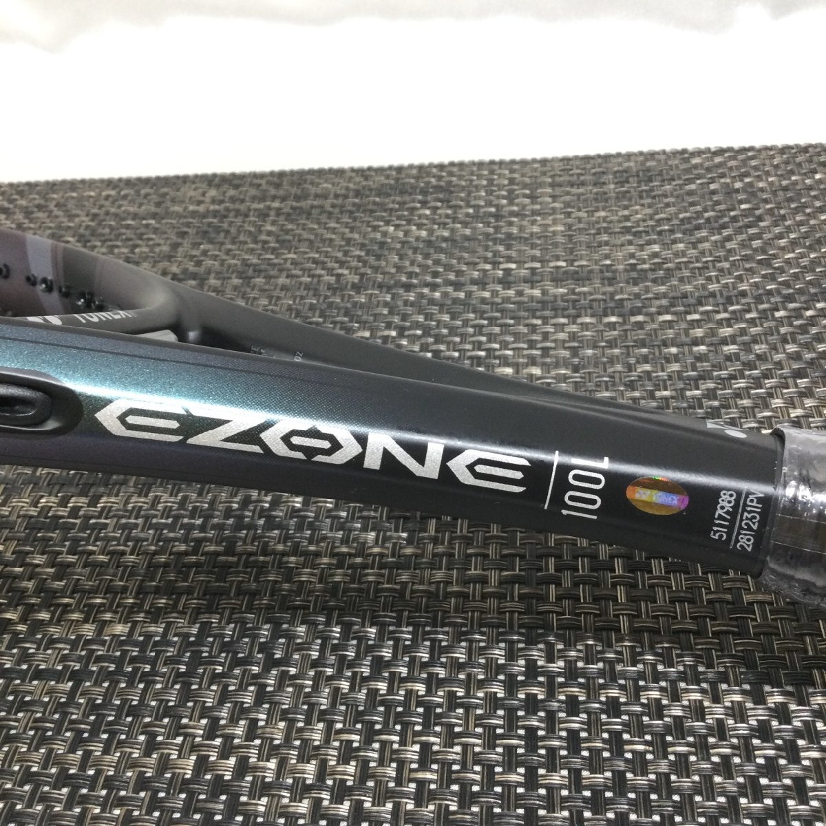 【未使用品/TO】YONEX ヨネックス EZONE イ―ゾーン 100L 硬式 テニスラケット 07EZ100L G1 ガット無し 285g　MZ0513/0137_画像5