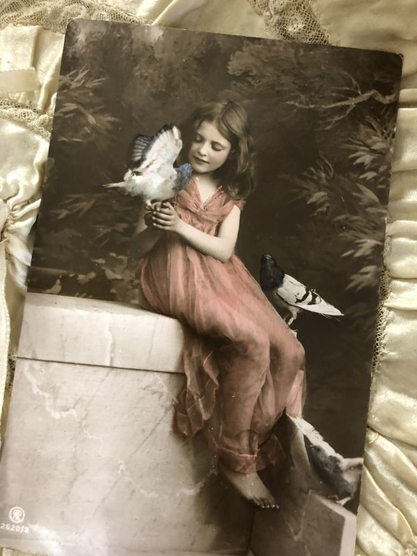 フランスアンティーク　ポストカード　鳩と美しい少女_画像1