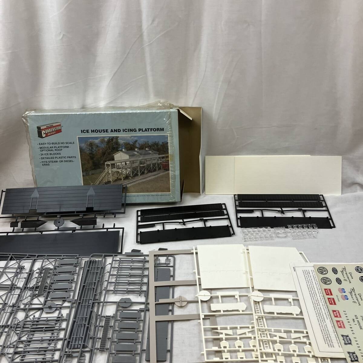 [5-100] building model set sale CORNER STONE station ICE HOUSE PLATFORM 933-3049 3014 HO SCALE #9037