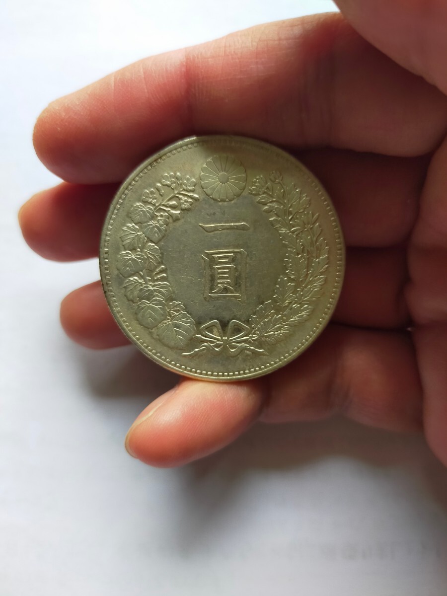 1円銀貨 明治22年 本物保証 一圓銀貨 重さ約26.9g  直径約38mm  の画像4