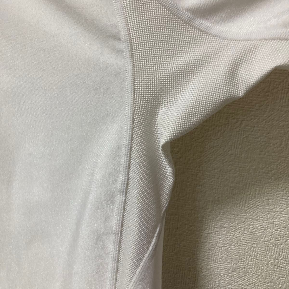 デサント アンダーアーマー 長袖 インナーシャツ コンプレッションシャツ　ホワイト　ゴルフ　テニス　野球