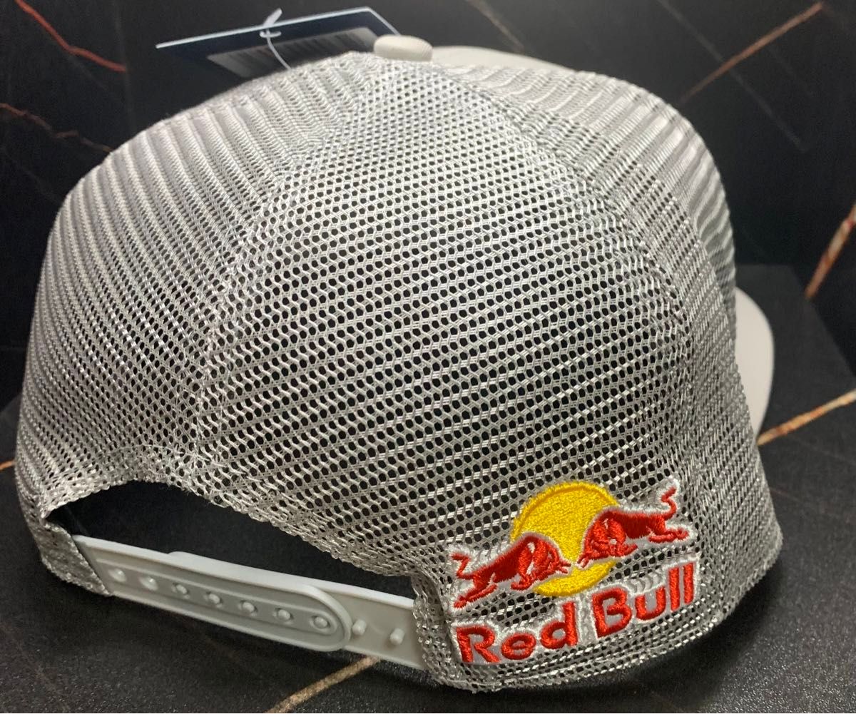 送料無料　【新品】刺繍多数RedBull レッドブル ニューエラメッシュキャップ