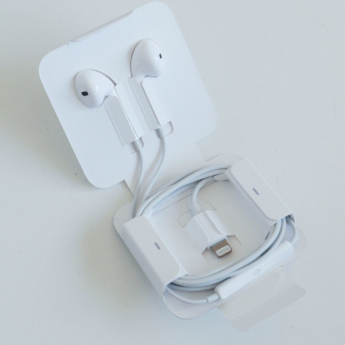 〈即決〉Apple アップル 純正品 EarPods with Lightning Connector + 変換アダプタ イヤホン イヤフォン ［ゆうパケット発送対応］