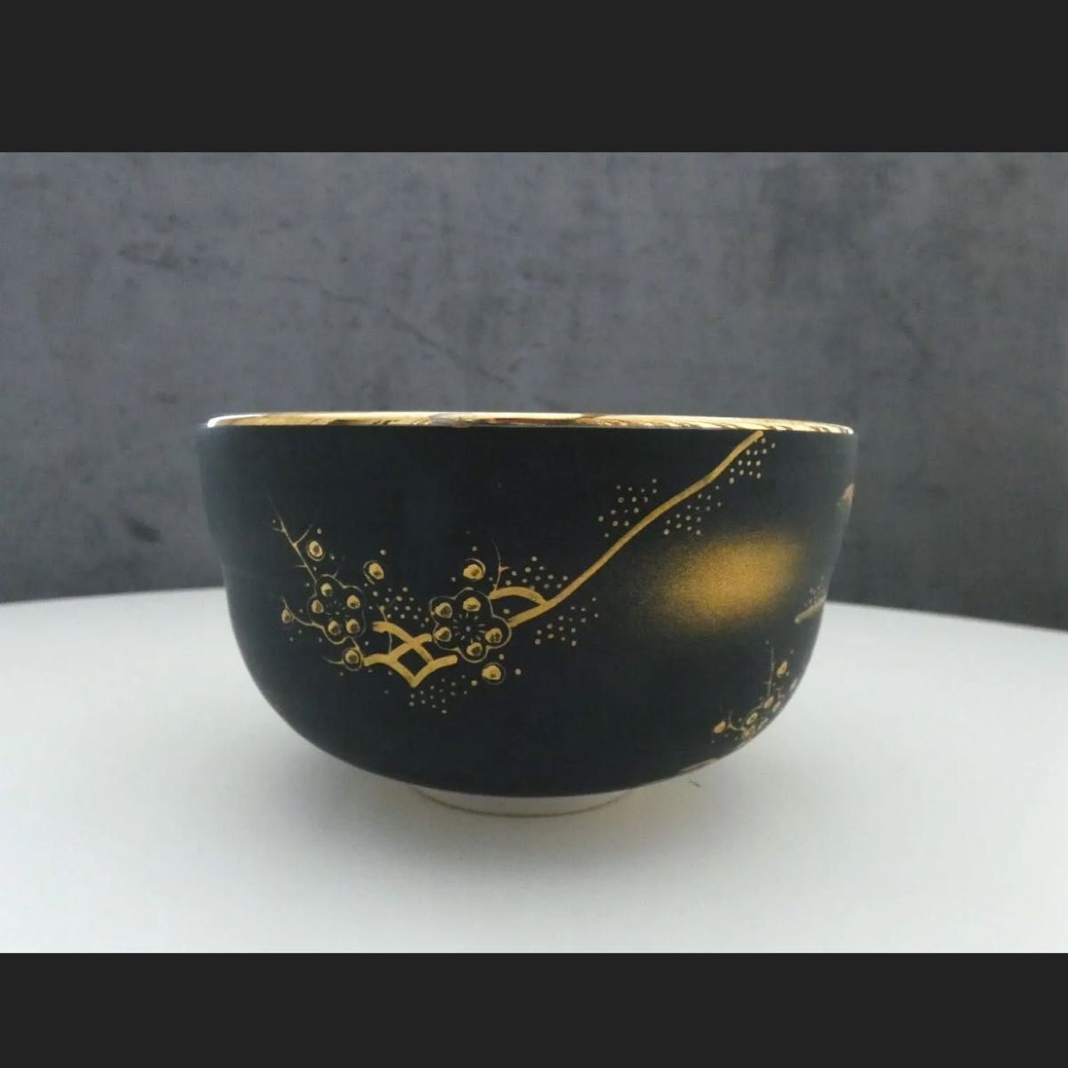九谷焼】九谷雪山 抹茶椀 金彩花鳥絵 雪山造 黒金彩梅に鶯 九谷焼】九谷雪山 抹茶椀 金彩花鳥絵 雪山造 黒金彩梅に鶯
