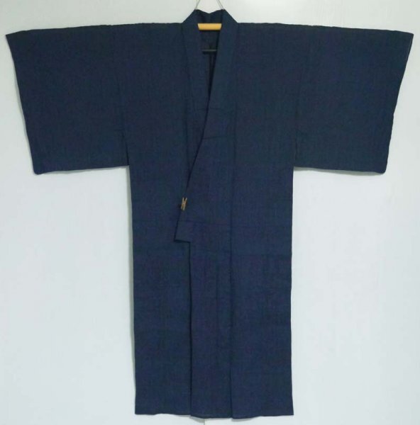 【KIRUKIRU】美品「本麻 近江ちぢみ」男物 着物 身丈143cm 紺地 無地 夏物 レトロ 和装 着付け 呉服_画像3