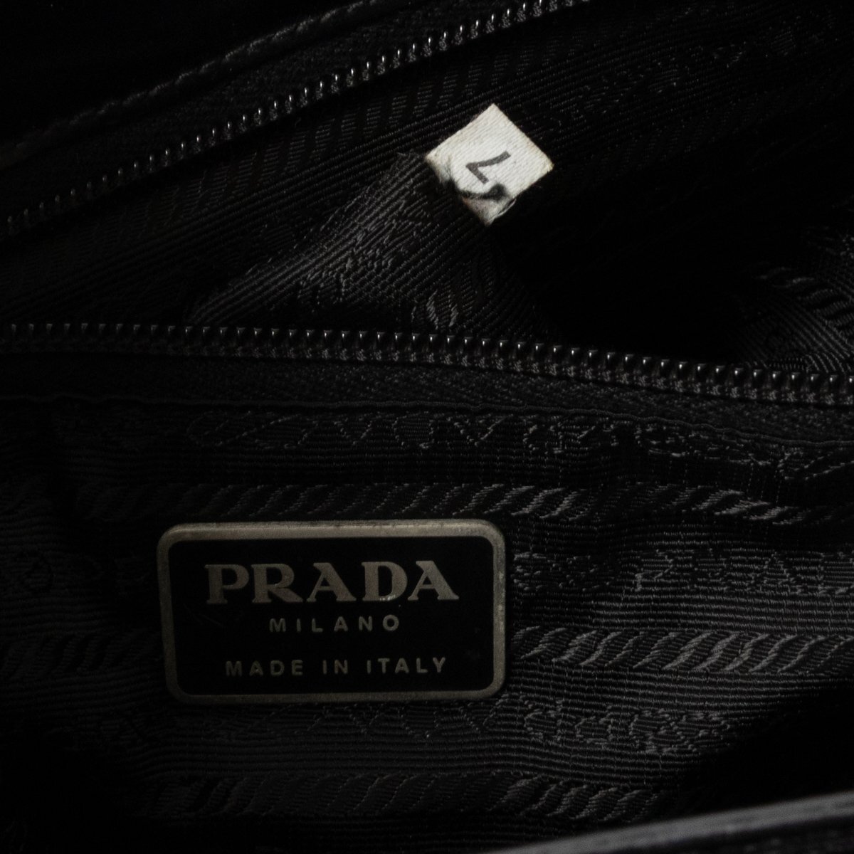 【1円スタート】PRADA プラダ イタリア製 エナメルトートバッグ 肩掛け 三角ロゴプレート ブラック 黒 無地 レザー シンプル 鞄 bag_画像7