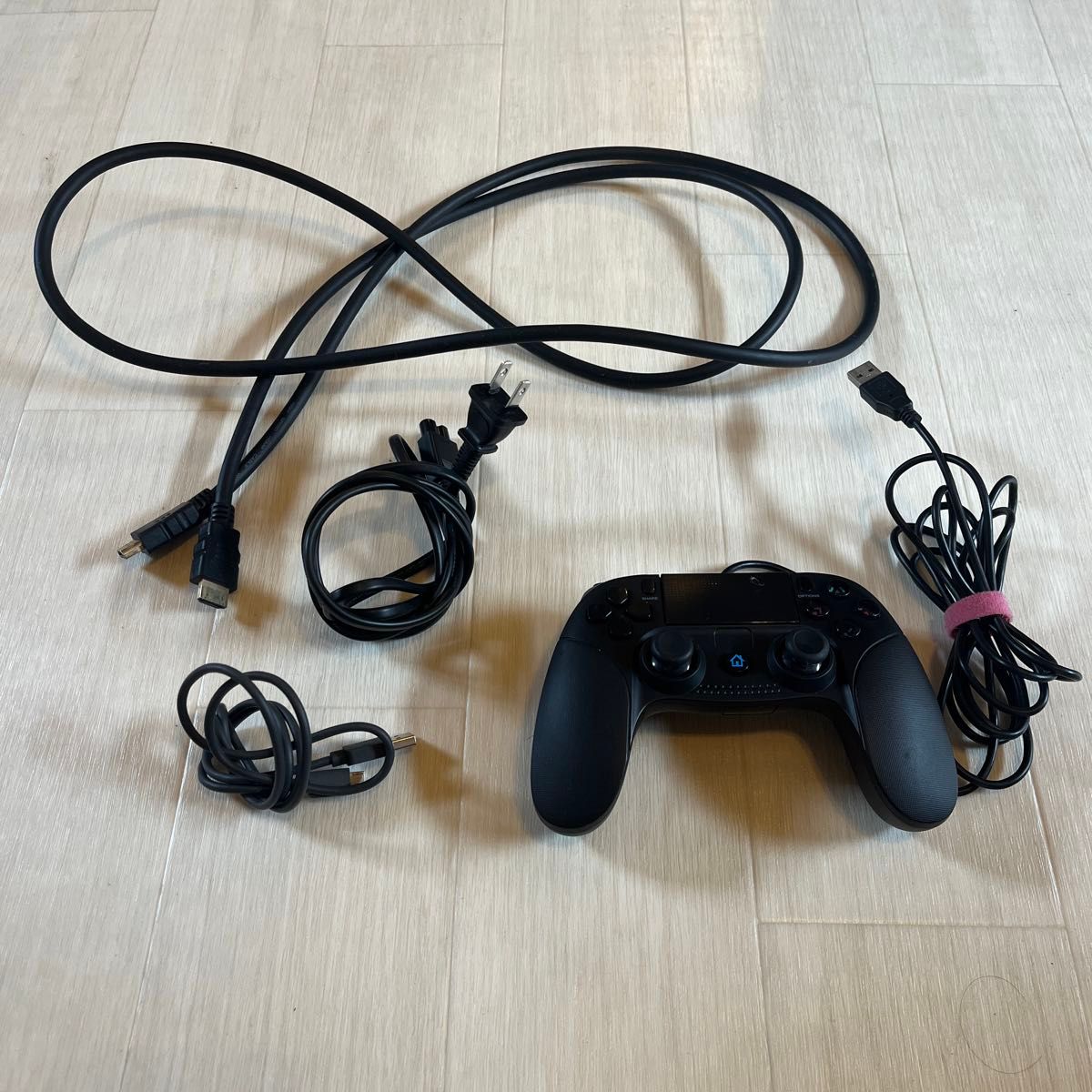 中古　PS4 CUH-1100A 黒白モデル　、ワイヤレスコントローラー（難あり）、有線コントローラー、ソフト6本