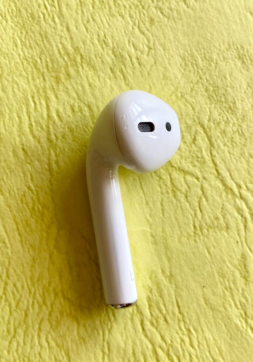 動作確認済み ☆ Apple エアポッズ 第2世代 ☆ AirPods with Wireless Charging Case ☆ ワイヤレスイヤホン A2031 A2032 A1938_左イヤホンのヘッド部分に小傷が数ヵ所あり