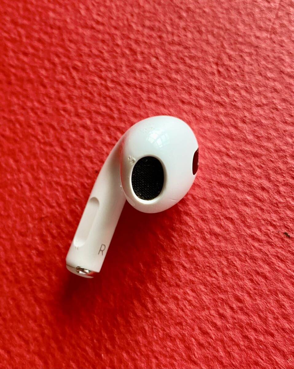 動作確認済み♪ Apple ☆ AirPods エアポッズ ☆ 第3世代 第三世代 A2564 A2565 A2566 ☆ ワイヤレスイヤホン_ヘッド部分に小傷が数ヵ所あります。