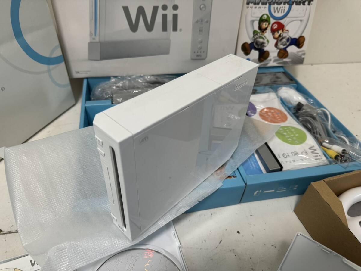 【完品】【任天堂 Wii 本体 Wiiリモコン ヌンチャク センサーバー アダプタ AVケーブル マリオカートハンドル はじめてのWii】の画像6