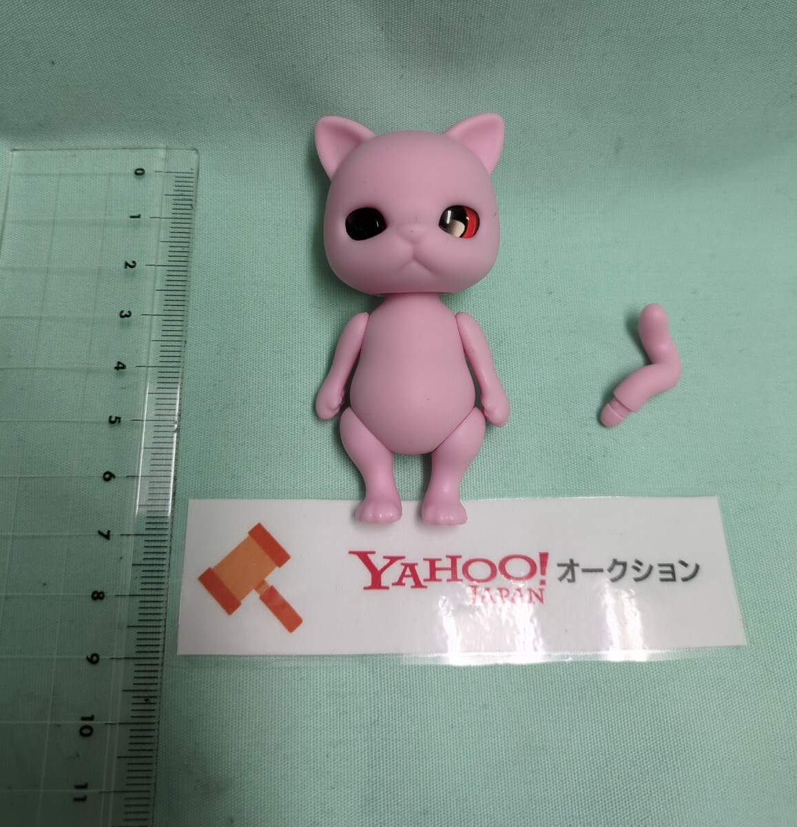カプセルドール　猫　キャット　フィギュア　パイロット版　人形　無彩色　ドールアイ　ピンク_画像1