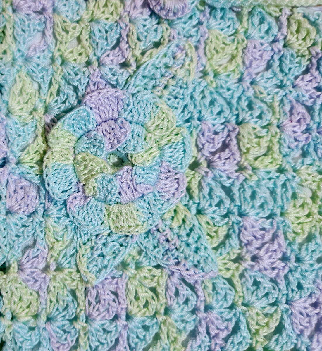 *薄水色、薄紫色、薄々緑色のグラデーションレース糸で編ん巾着に可愛いお花のアップリケを付けました。（裏に白色の生地を使いました）_画像2