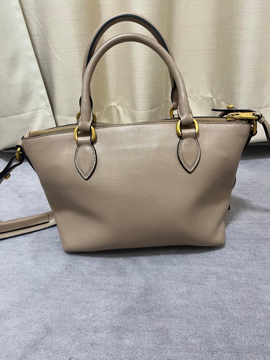 PRADA プラダ レザー ハンドバッグ トート ロゴエンボス 3層 PRADA プラダ レザー ハンドバッグ トート ロゴエンボス 3層