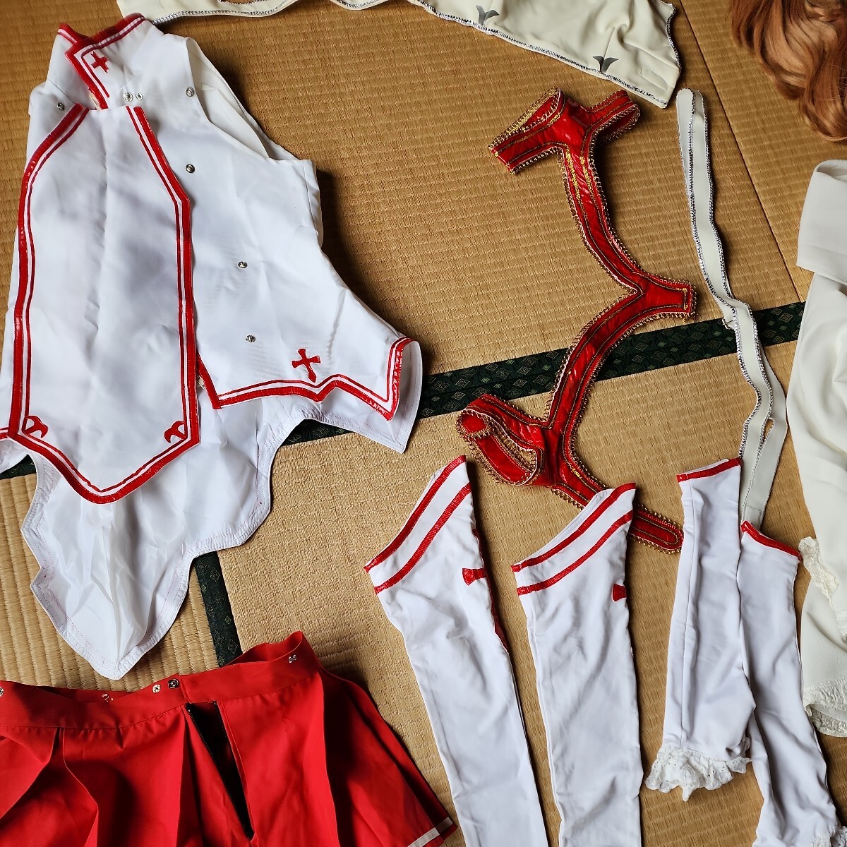 ソードアート・オンライン アスナ Mサイズ同等 一円スタートコスプレ衣裳 (汚れが落ちていません) ウィッグあり 白と赤にシルバーの画像1
