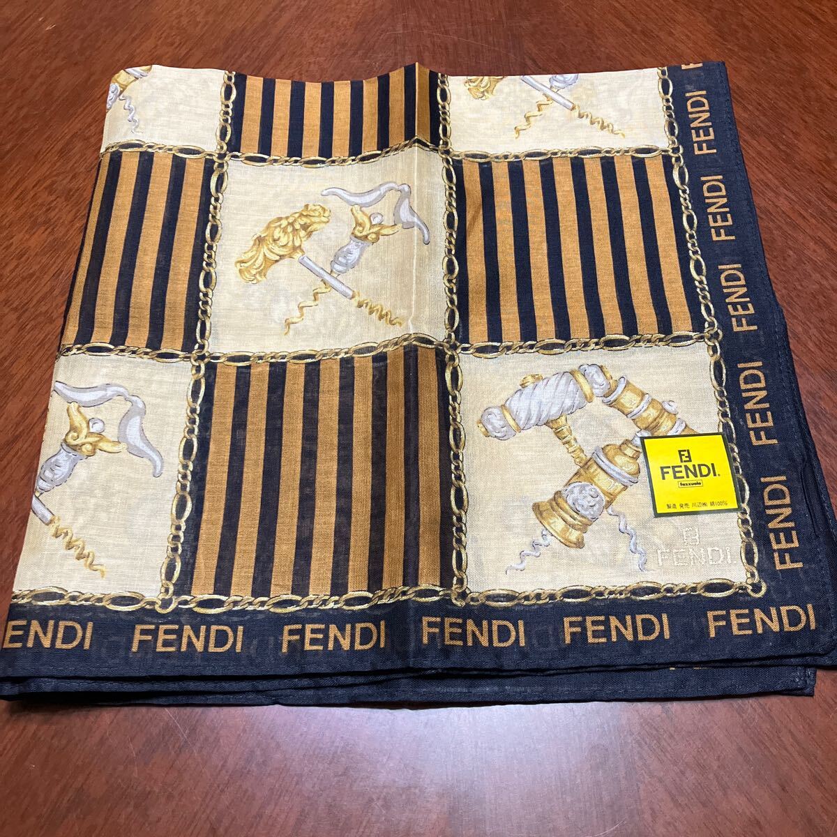 FENDI ハンカチ 縁にFENDI文字 約45㎝四方 綿100% 日本製 未使用_画像4