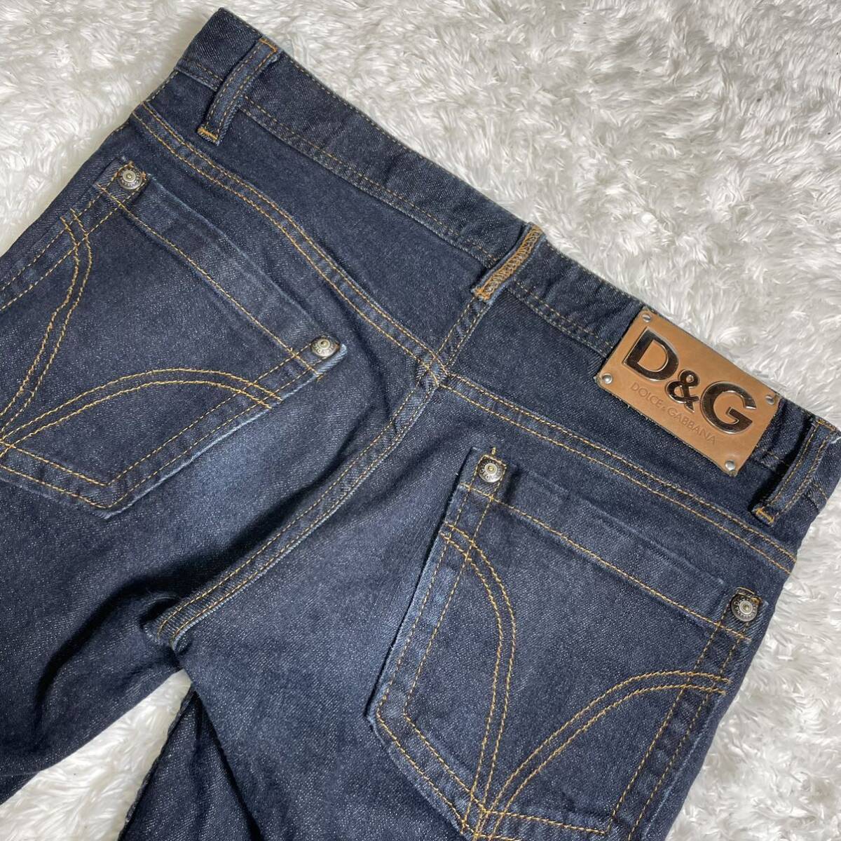 極美品◎ドルチェ&ガッバーナ デニム ジーンズ Gパン ジーパン パンツ DOLCE&GABBANA D&G インディゴ ロゴ金具プレート レザータグ 革 濃紺_画像1