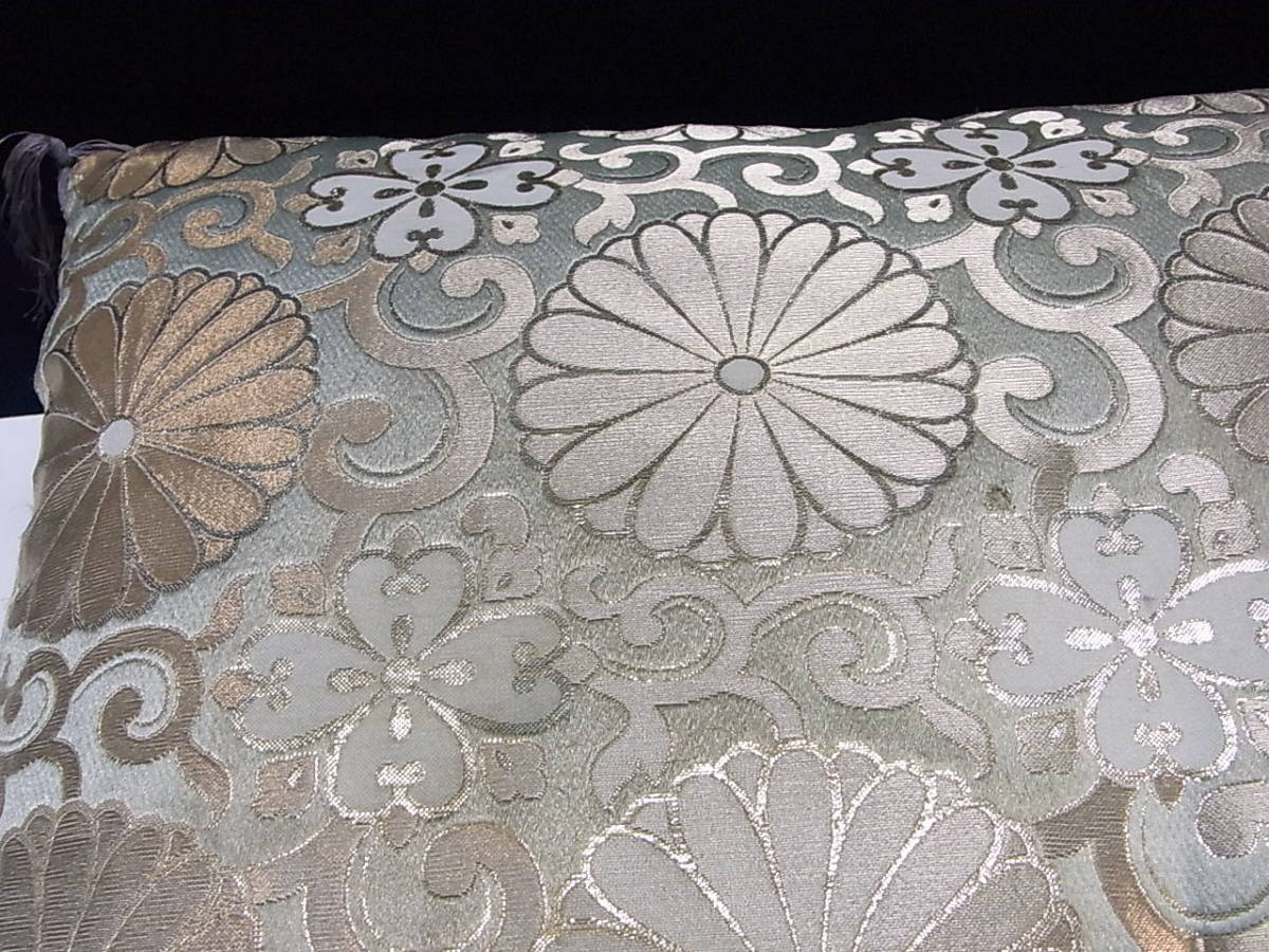 大きいサイズ☆金銀 菊紋☆御仏前用座布団☆約72×67cm☆寺用座布団 法事 法要 仏間 葬儀☆保管品☆仏具 仏前 金 銀 シャンパンゴールド 系_画像4