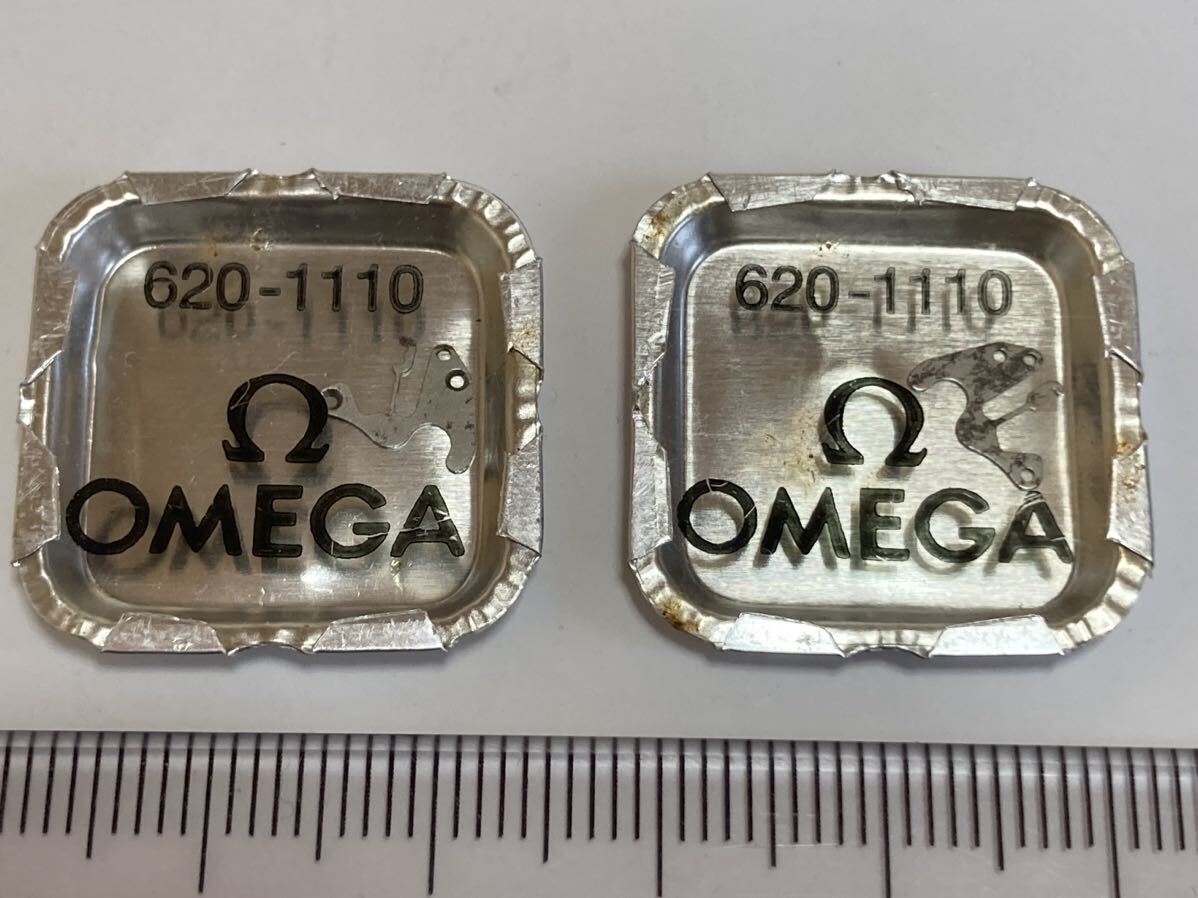 OMEGA Ω オメガ 純正部品 620-1110 2個 新品1 未使用品 長期保管品 デッドストック 機械式時計 裏押さえ_画像1