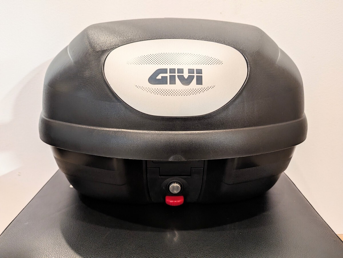 GIVI トップケース 33L モノロック ブラック 黒 バックレスト ベース ジビ リアボックス ツーリング バッグ バイク スクーター 原付 通勤_画像2