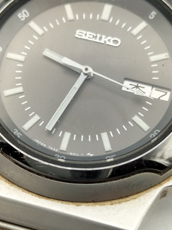 S38 三 不動品 1円～ セイコー 7433-6010 デイデイト クオーツ メンズ 腕時計 シルバーカラー 黒文字盤の画像4