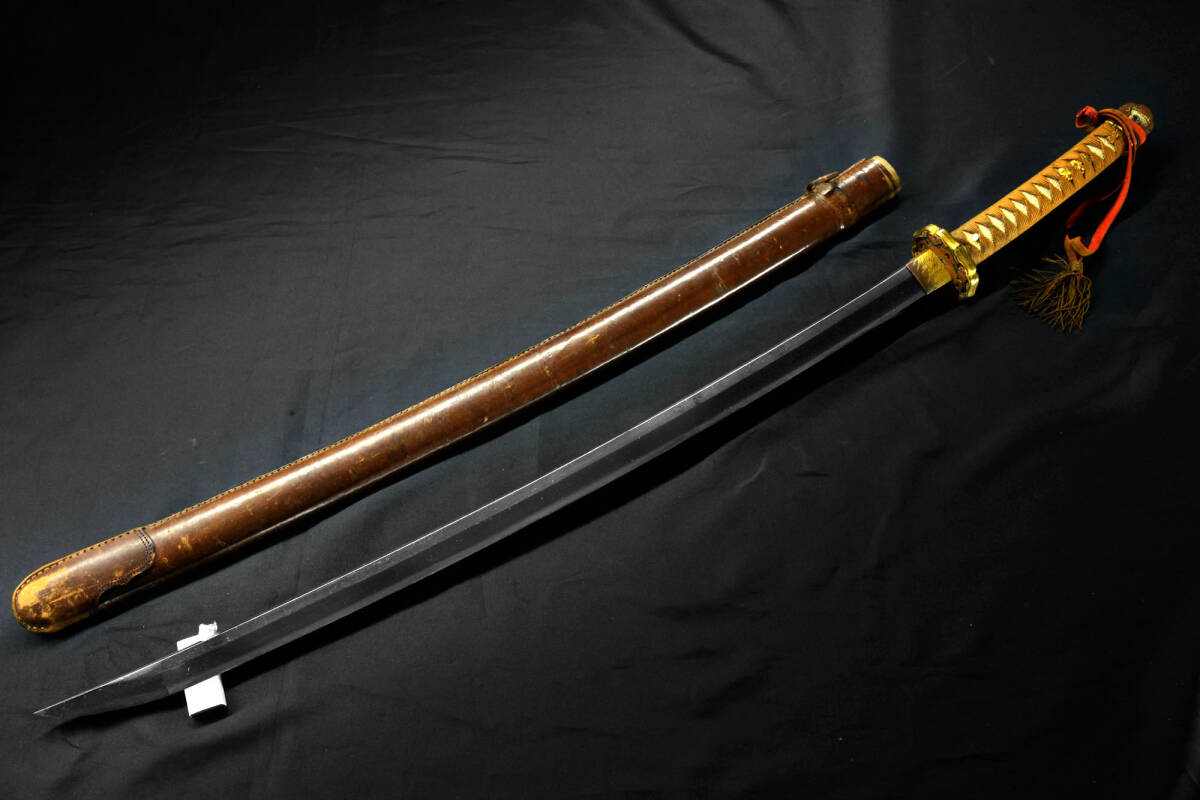 南北朝本阿弥朱銘 刀身長77cm／大切先９cm／刀身重1007g 生茎尻に控え孔の戦場刀 超特大の佐官刀緒付き陸軍略式拵入りの画像2