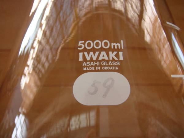 中古品　IWAKI製三角フラスコ　容量５０００ML_規格など印刷されています。