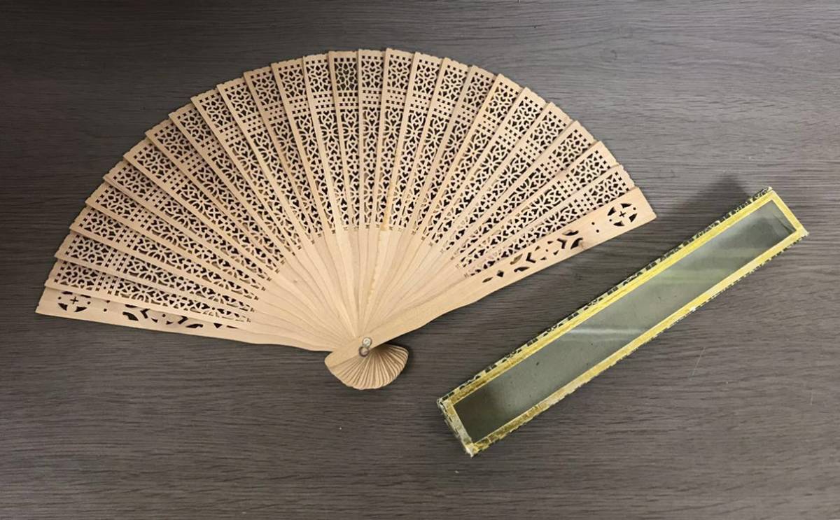 ヤフオク 透かし彫り 扇子 せんす センス 中国 木製 白檀 ヤフオク 透かし彫り 扇子 せんす センス 中国 木製 白檀