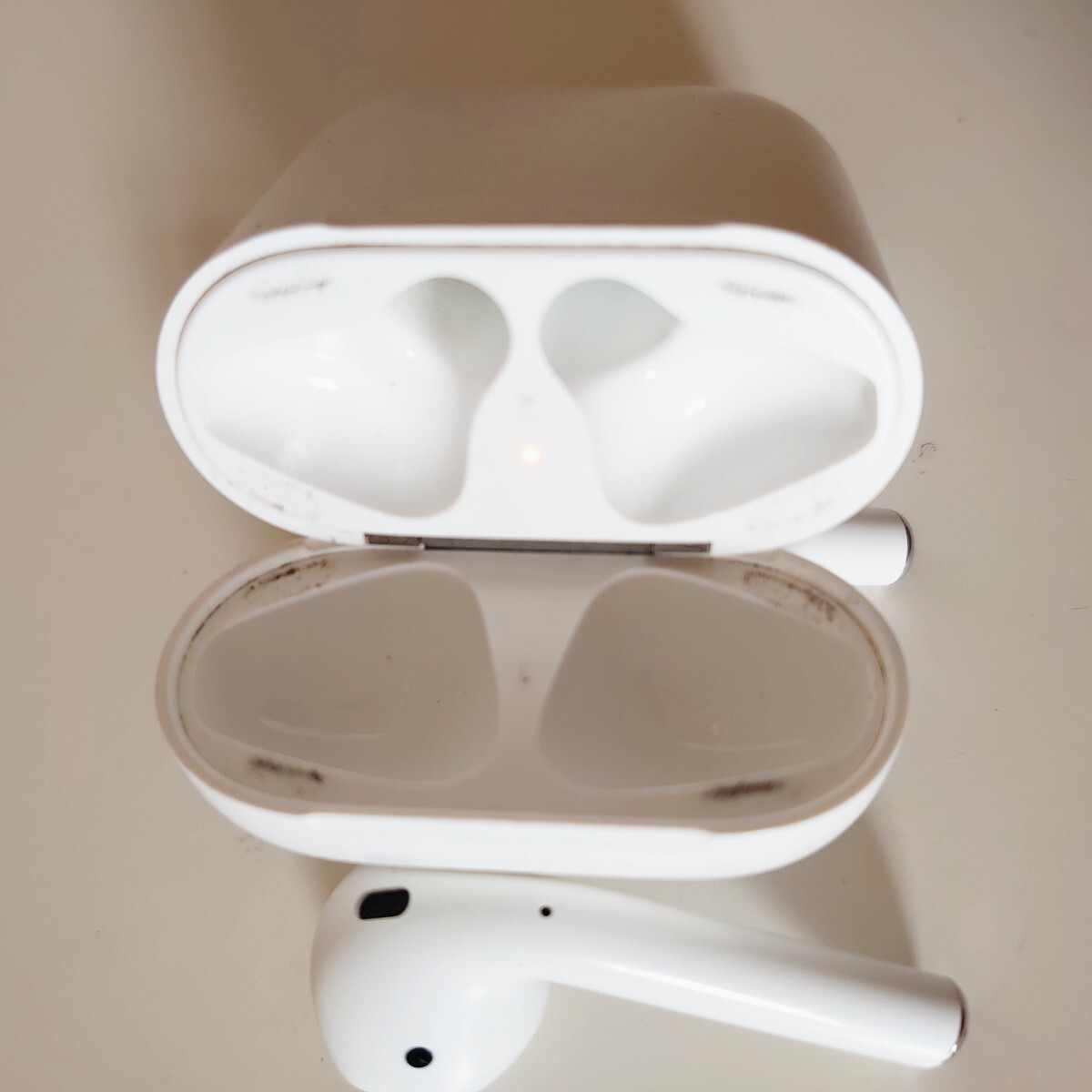 Apple アップル AirPods エアポッズ モデル A1602 第1世代 正規店購入品　イヤホン ワイヤレスイヤホン_画像4