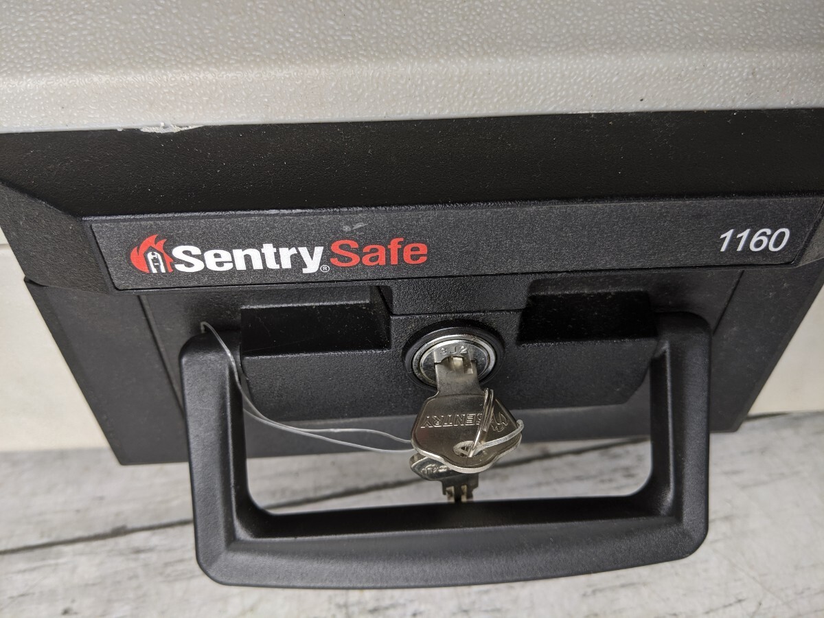 24M05-93N: 【SentrySafe】 1160 セントリーセーフ 鍵付 金庫 保管庫 収納ケース セキュリティ ケース 入れ物 耐火_画像2