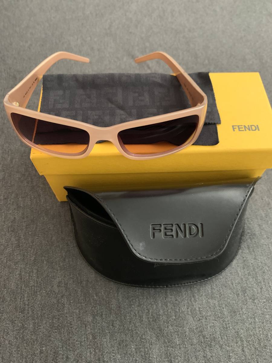 美品 レディース メンズ フェンディ FENDI サングラス　ズッカ柄 FS300 664 ケース 箱付き 眼鏡 sunglass おしゃれ