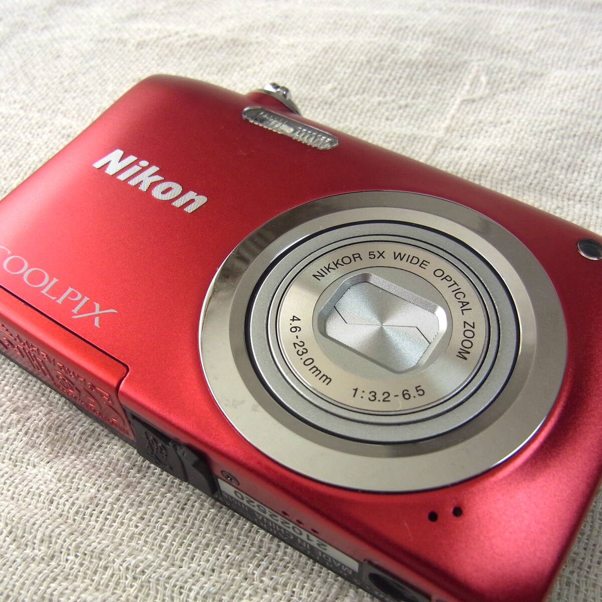 Nikonデジカメ【COOLPIX】A100／SD2GB+バッテリー付き／有効画素数2,005万画素／ニコン／コンパクトデジタルカメラ／コンデジ／写真／撮影の画像1