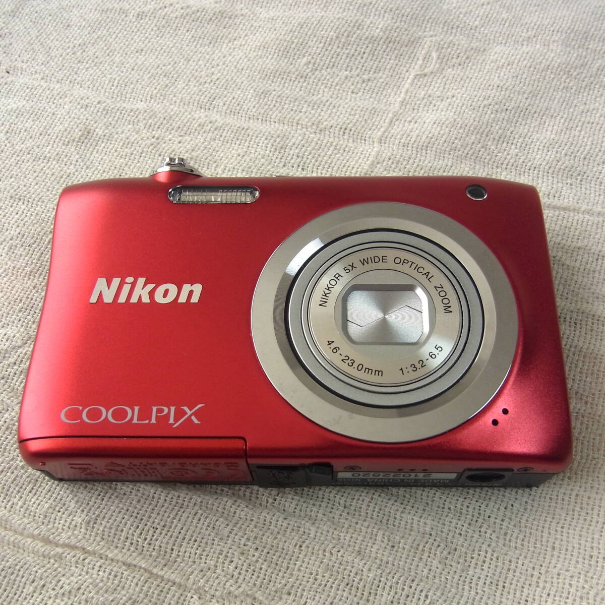 Nikonデジカメ【COOLPIX】A100／SD2GB+バッテリー付き／有効画素数2,005万画素／ニコン／コンパクトデジタルカメラ／コンデジ／写真／撮影の画像2