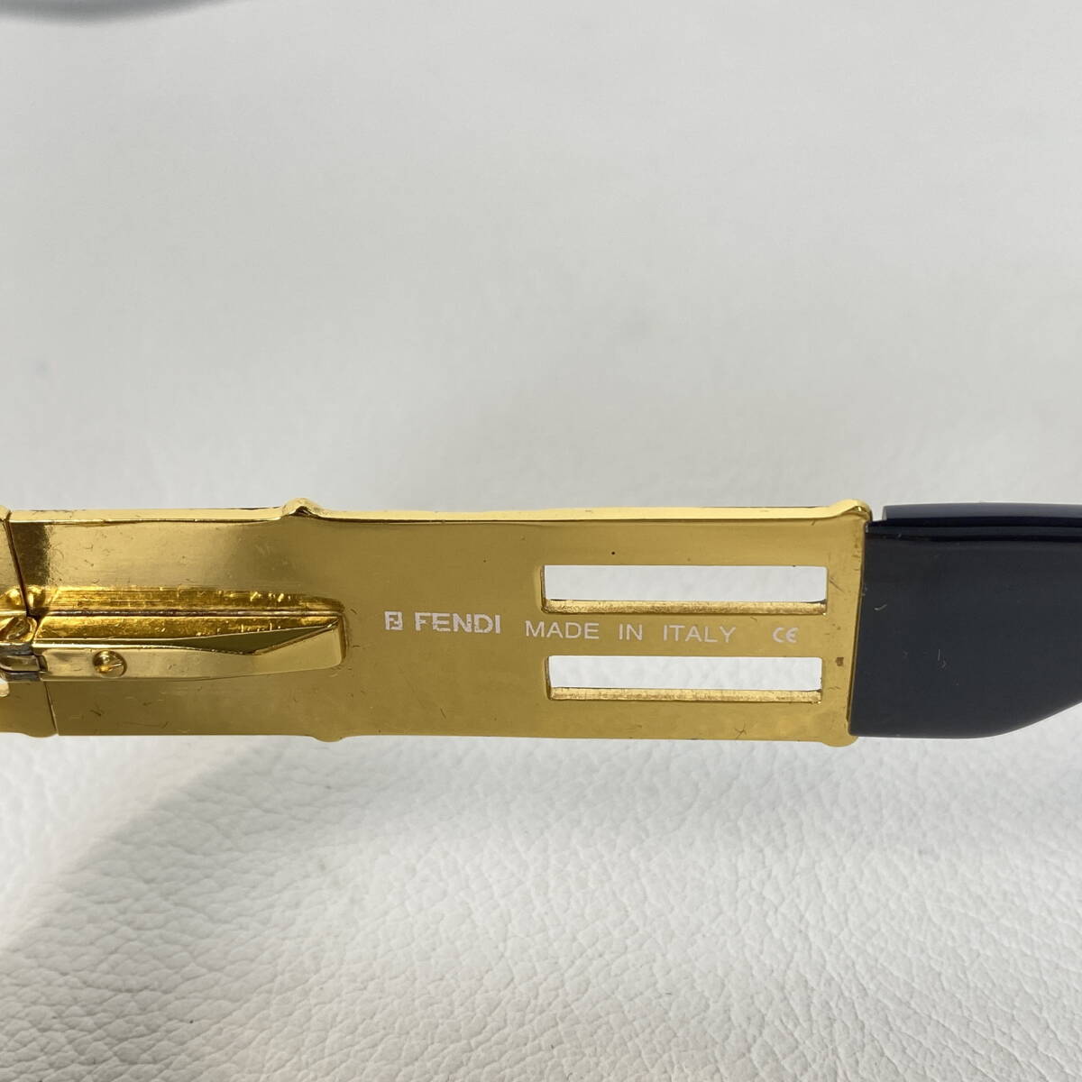 2404603-022 FENDI Fendi солнцезащитные очки FF Logo Gold ×b rack case есть 