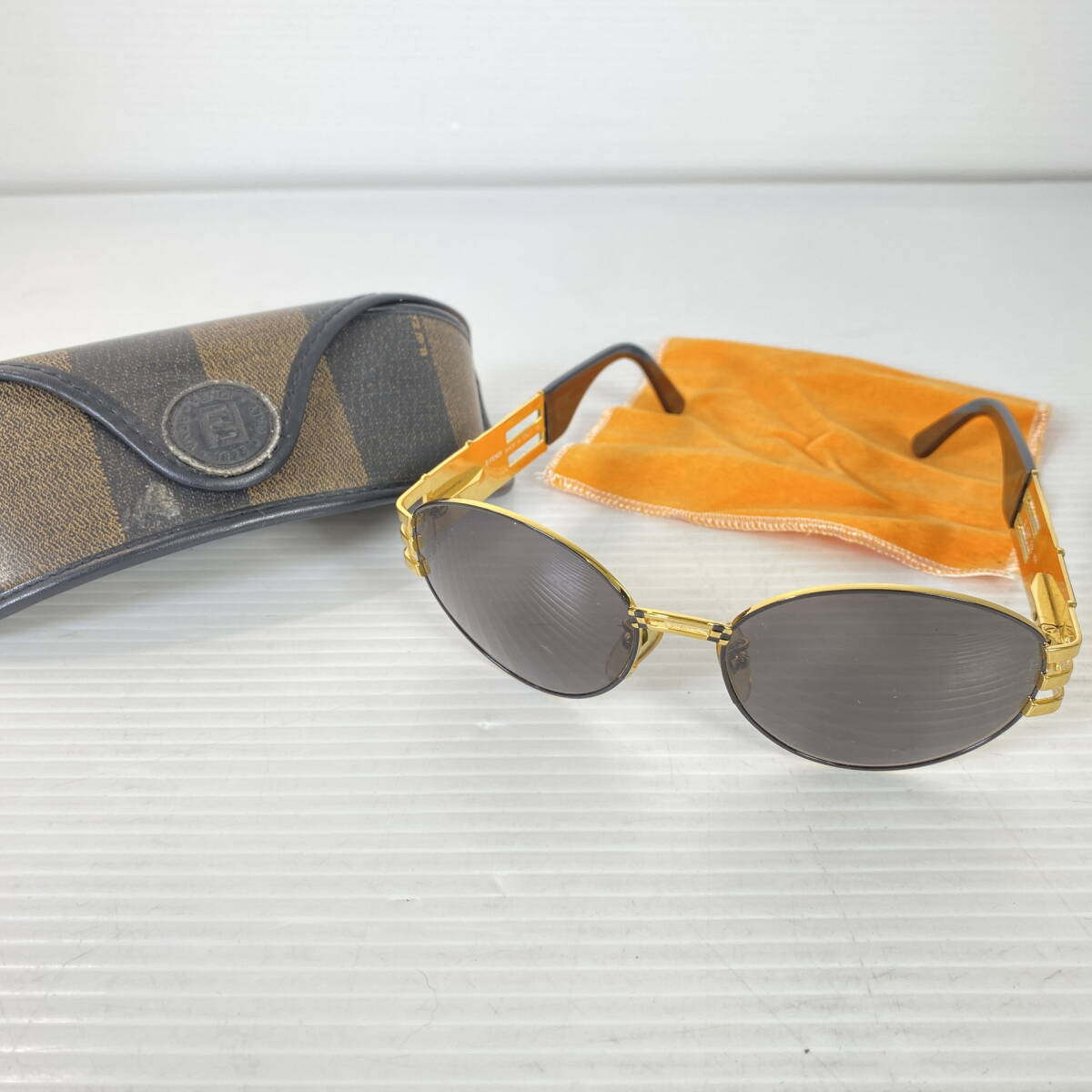 2404603-022 FENDI Fendi солнцезащитные очки FF Logo Gold ×b rack case есть 