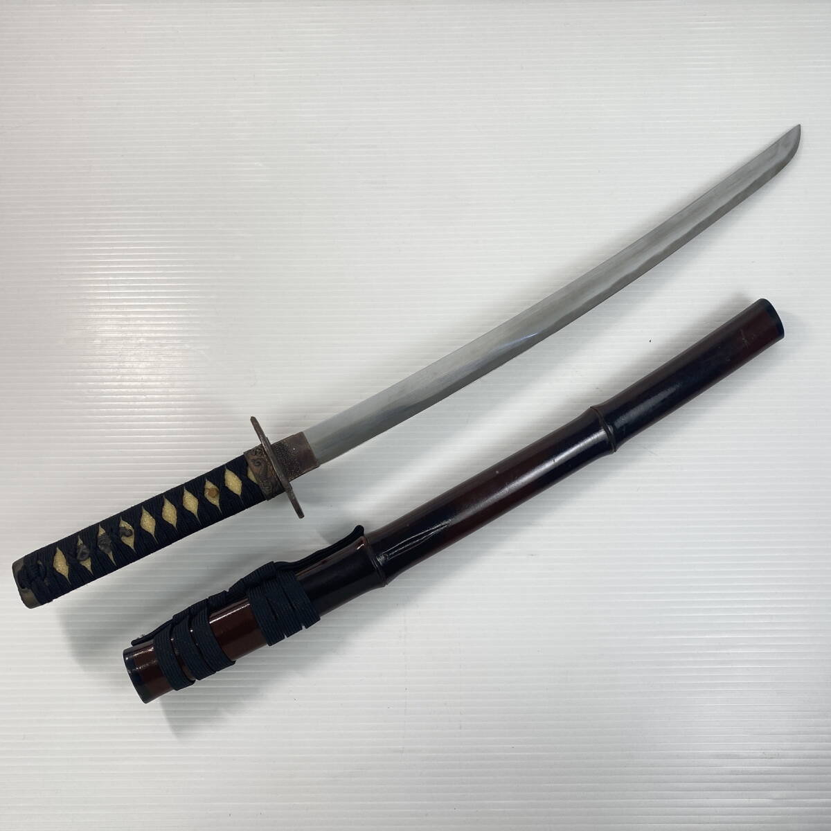 2404501-005 刀剣 日本刀 模造刀 脇差 拵え 透かし鍔 全長約64.5cm_画像1