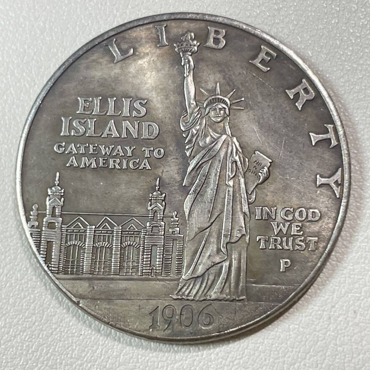 アメリカ 硬貨 古銭 エリス島 1906年 自由の女神 アメリカへの玄関口 松明 「新たな巨像」銘 記念幣 コイン 重20.31gの画像1