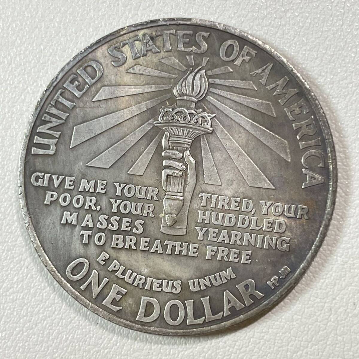 アメリカ 硬貨 古銭 エリス島 1906年 自由の女神 アメリカへの玄関口 松明 「新たな巨像」銘 記念幣 コイン 重20.31gの画像2
