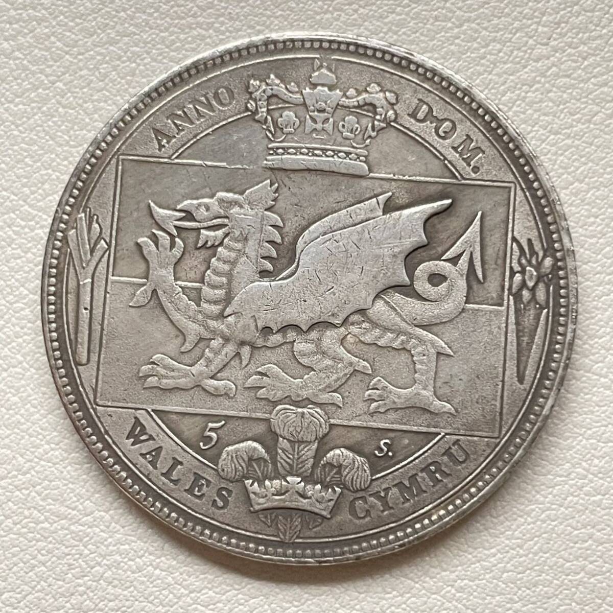 イギリス 硬貨 古銭 ヴィクトリア女王 1887年 ウェールズ 国旗 ドラゴン紋章 クラウン コイン 重21.97g 銀貨 の画像1