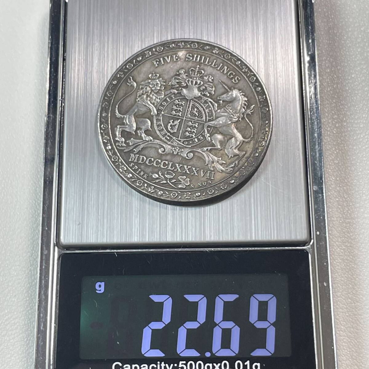 イギリス 硬貨 古銭 ヴィクトリア女王 1887年 「MDCCCLXXXVII」銘 王章 国花 ライオン ユニコーン クラウン コイン 重22.69gの画像3