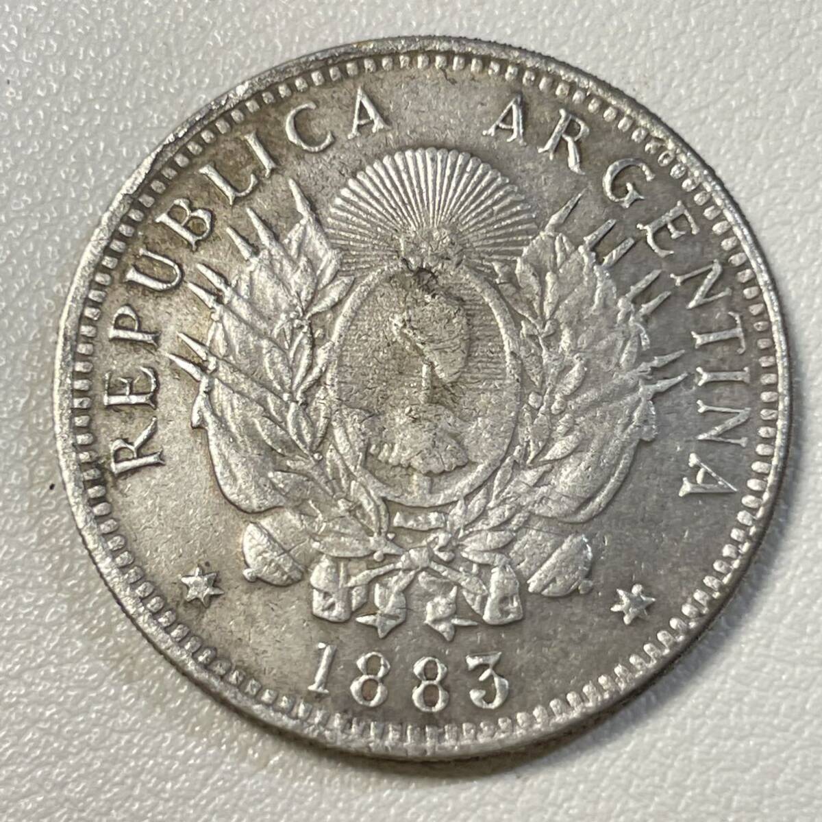 アルゼンチン 硬貨 古銭 連邦共和国 1883年 太陽 花輪 旗 繋ぐ手 自由 1ペソ コイン 重12.83g_画像2