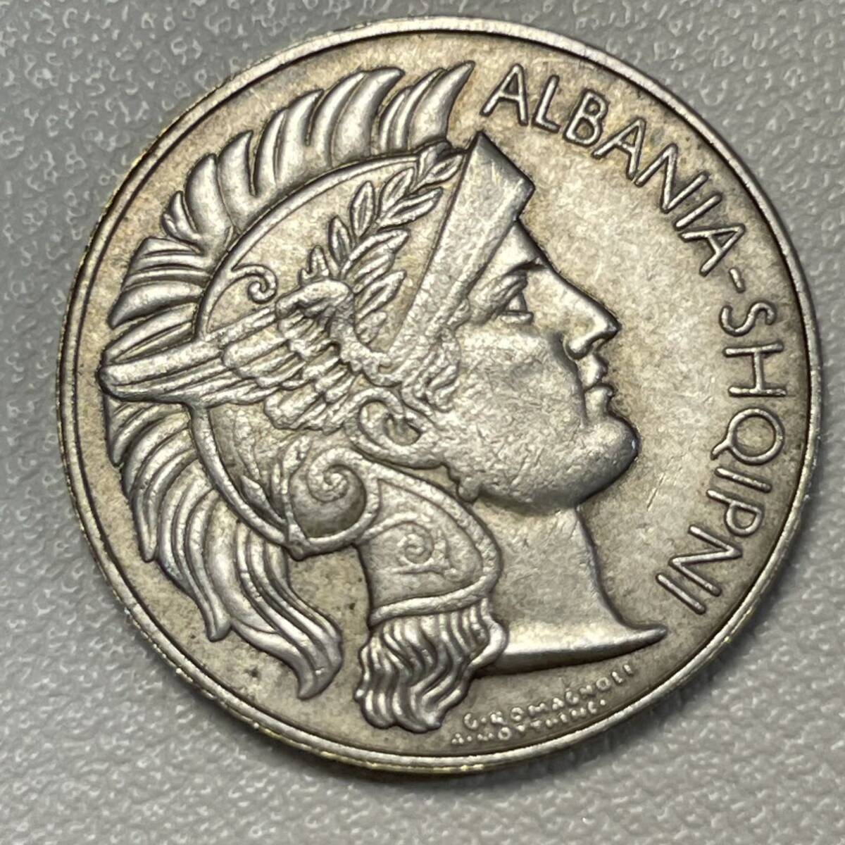 アルバニア 硬貨 古銭 戦士 1927年 ヘルメット 「アルバニア共和国」銘 ローマの船 コイン 重4.77g_画像1