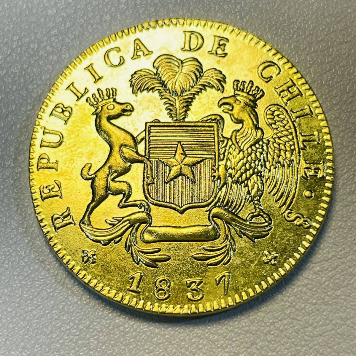 チリ 硬貨 古銭 憲法 1837年 「憲法の本を手に取ります」 エスクード コイン 重22.55g_画像2