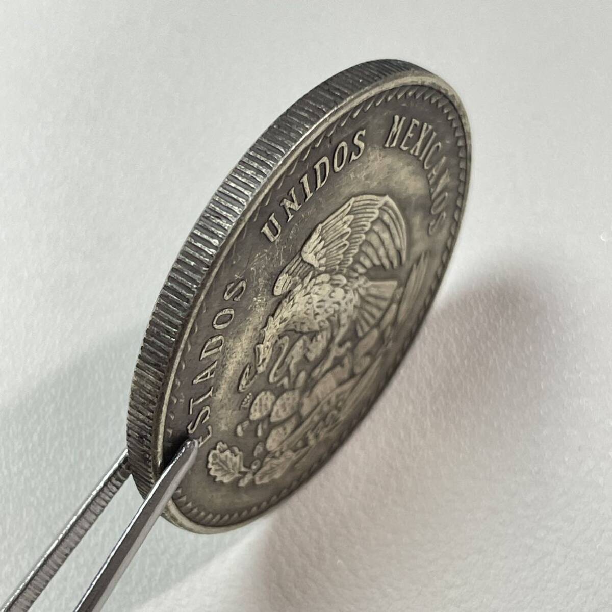メキシコ 硬貨 古銭 アステカ族 1947年 「メキシコ合衆国」 「族長クアウテモック」銘 ペソ 国章 鷲 コイン 重29.56g_画像3