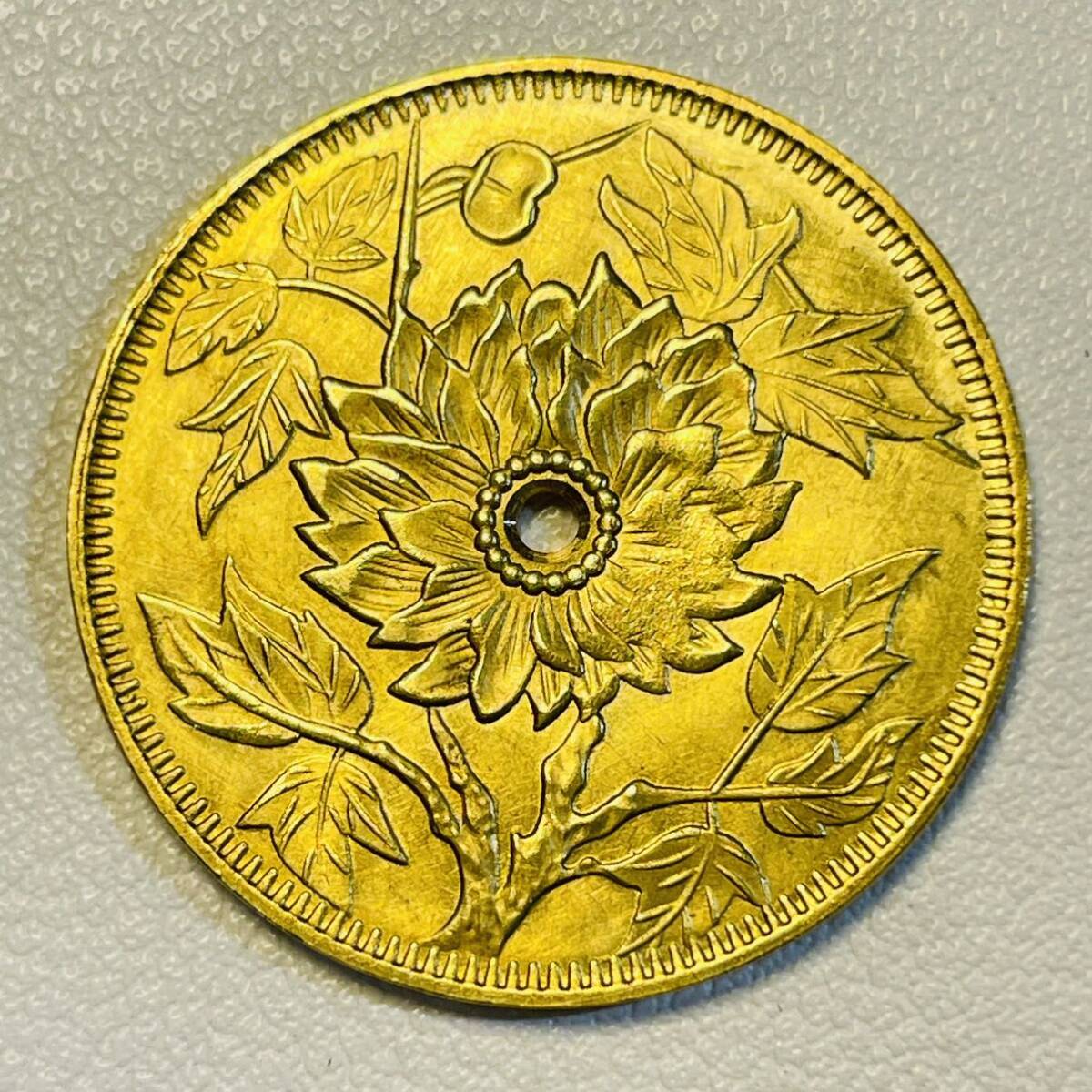 縁起物 牡丹 鶴 松 穴銭 記念幣 コイン メタル 重6.29g_画像1