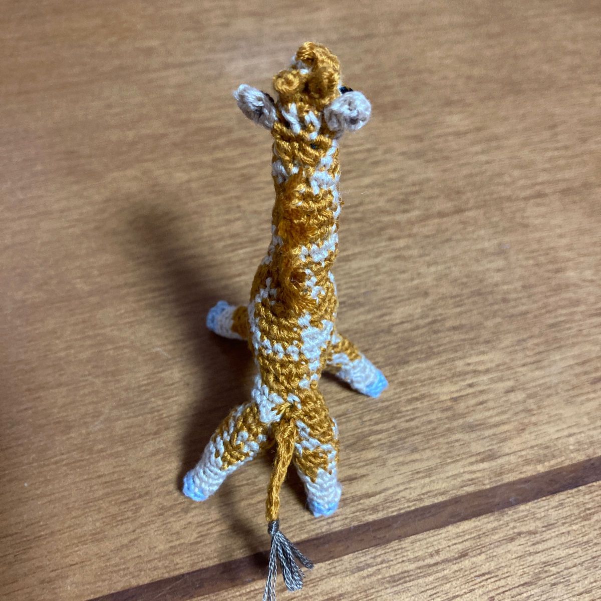 かぎ針編みの刺しゅう糸で編んだミニチュア動物図鑑　キリン　手編みのハンドメイド品