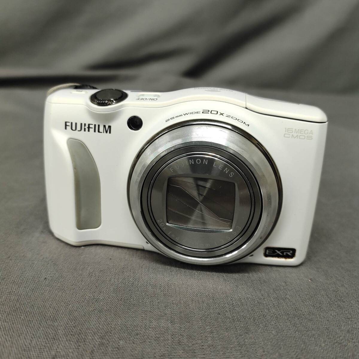 060516 260675 FUJIFILM 富士フィルム FinePix F820EXR コンパクトデジタルカメラ ホワイト ジャンク品_画像2