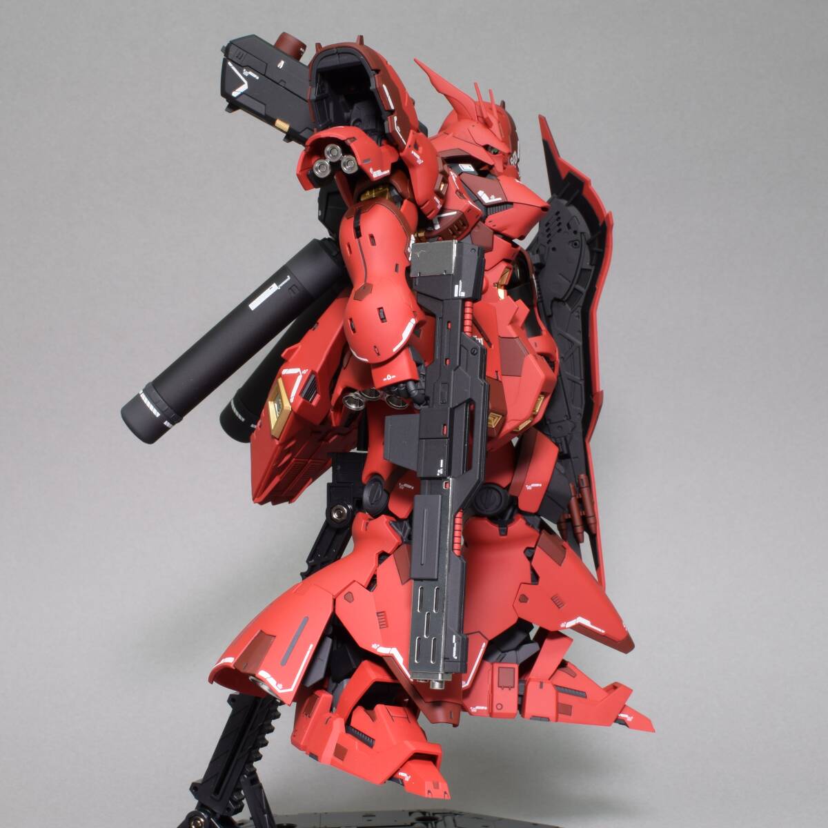 ガンプラ完成品　サザビー （1/144スケール リアルグレード（RG）機動戦士ガンダム 逆襲のシャア ゴールドデカール