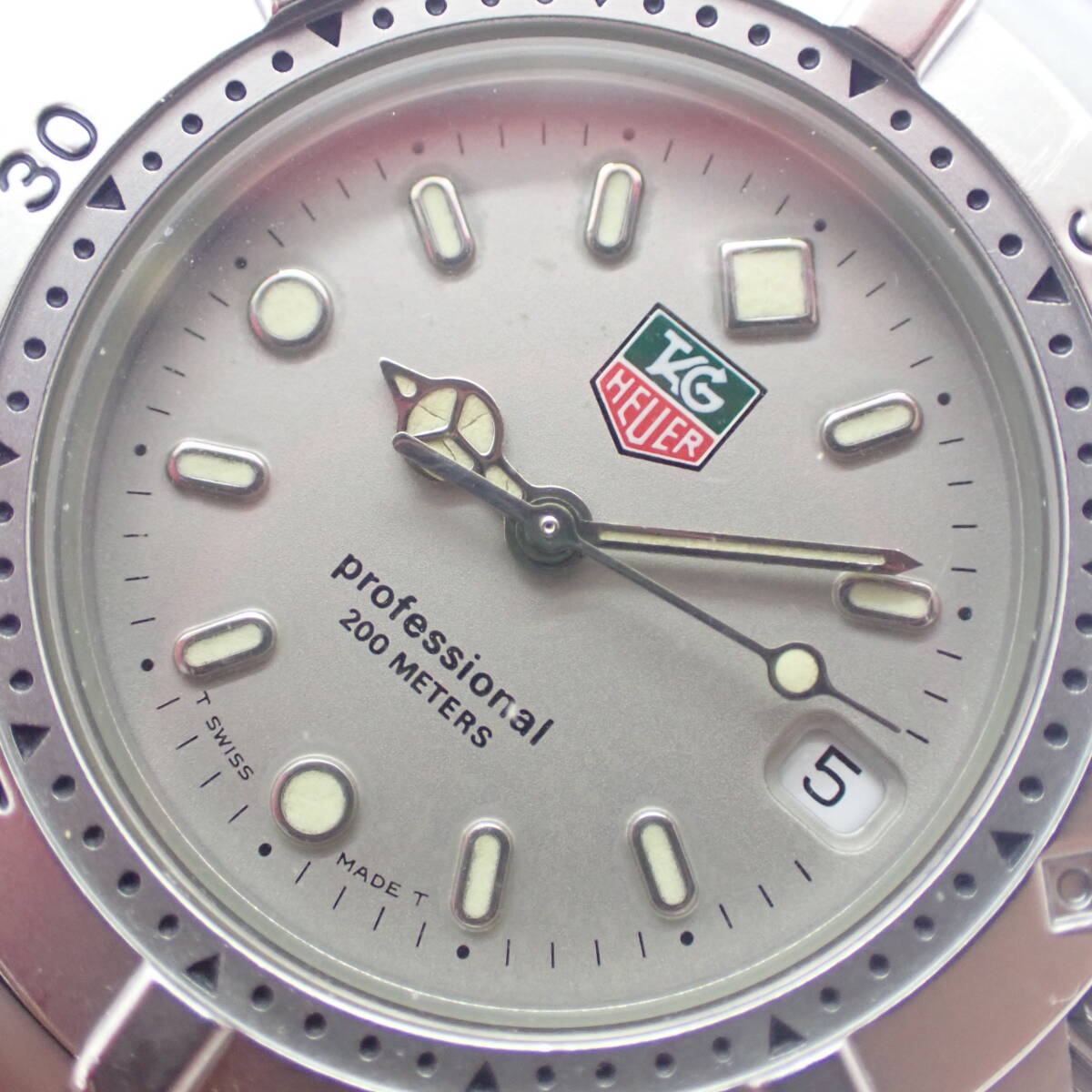 1円~ TAG HEUER タグホイヤー プロフェッショナル QZ WE1211-R グレー文字盤 デイト メンズ腕時計 稼働品の画像4