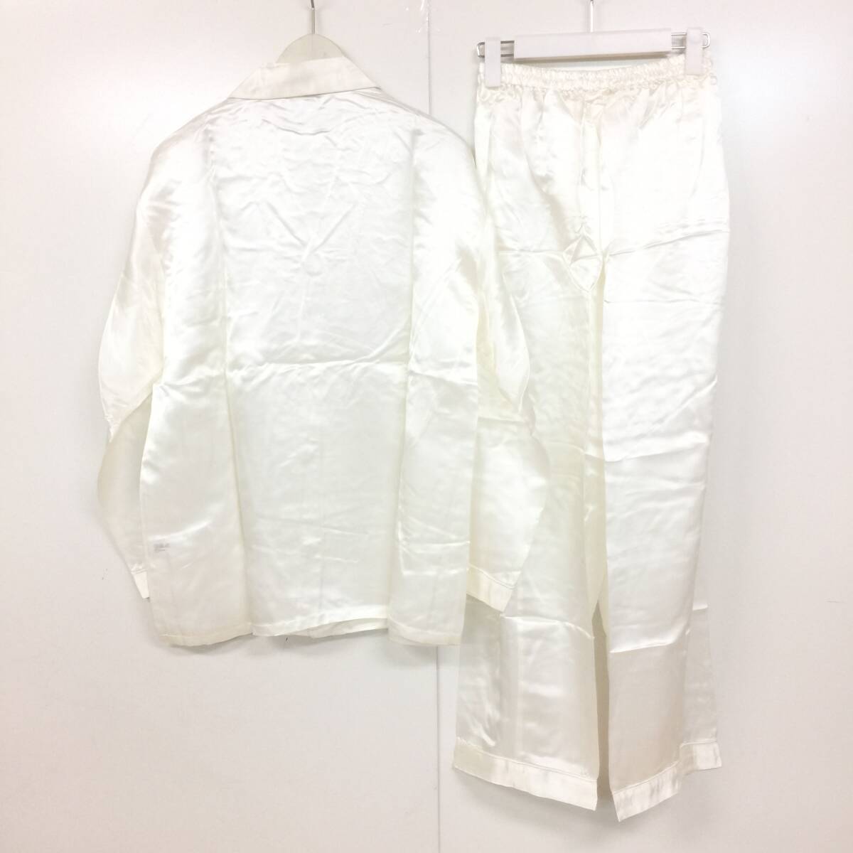 65 Silkline シルク100％ パジャマ ルームウェア セットアップ メンズ M 上下セット 長袖 ウエスト総ゴム 絹 シルク ホワイト 白 中古の画像2