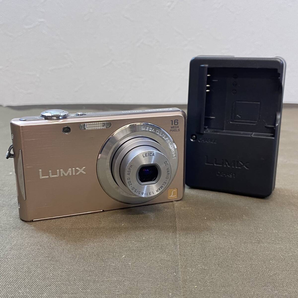 ●【MH-6899】中古品 Panasonic パナソニック LUMIX DMC-FH5 コンパクトデジカメ ルミックス 充電器付属 液晶に傷あり【レタパプラス可】_画像1